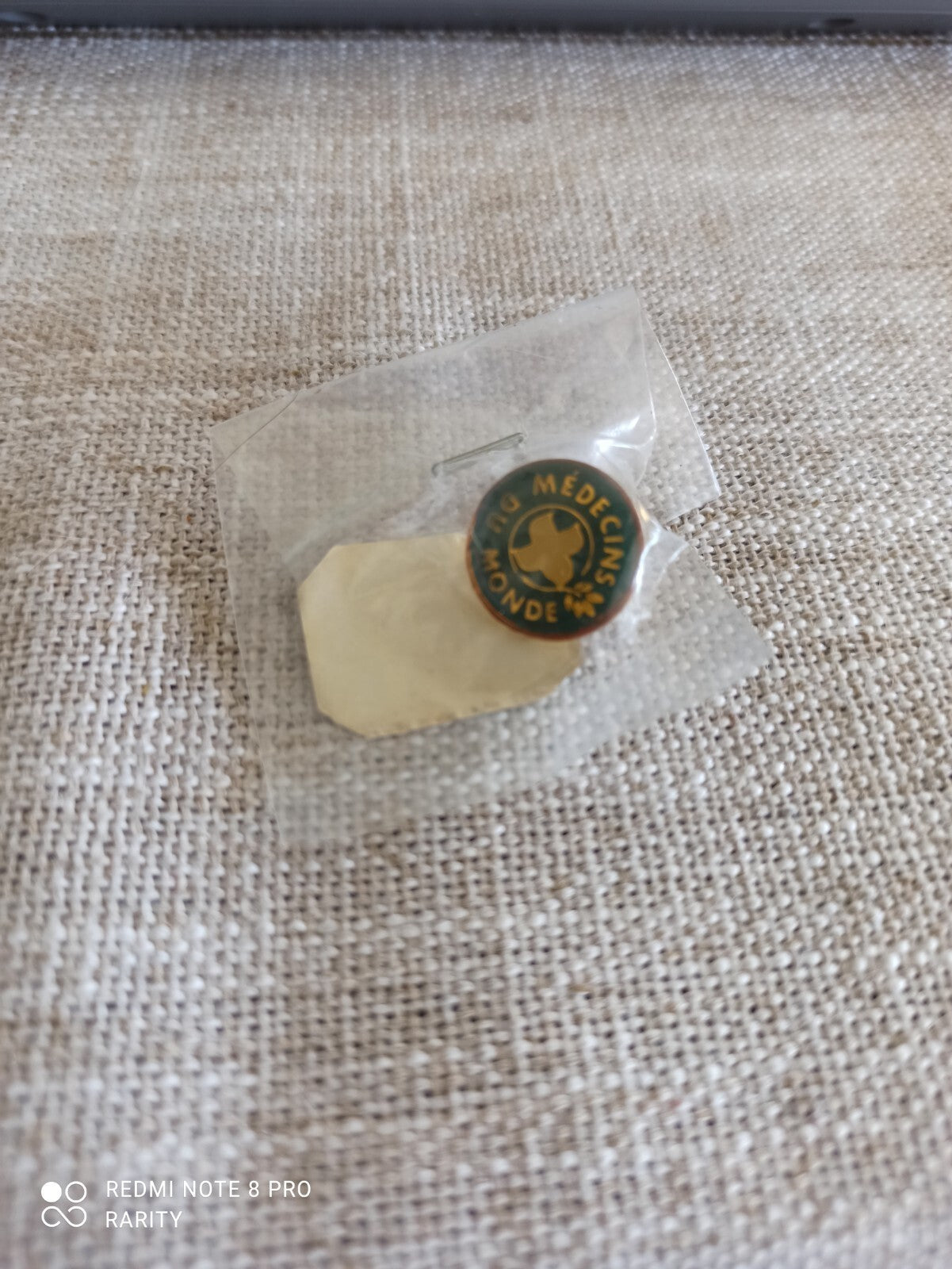 Pin's vintage Médecins du Monde rond logo vert solidarité humanitaire