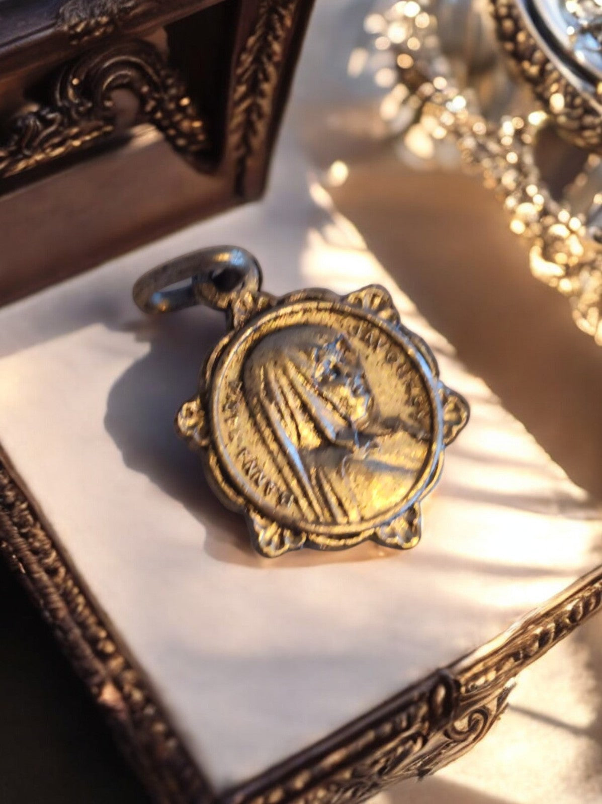 Médaille religieuse catholique vintage dorée Vierge Marie pendentif ancien