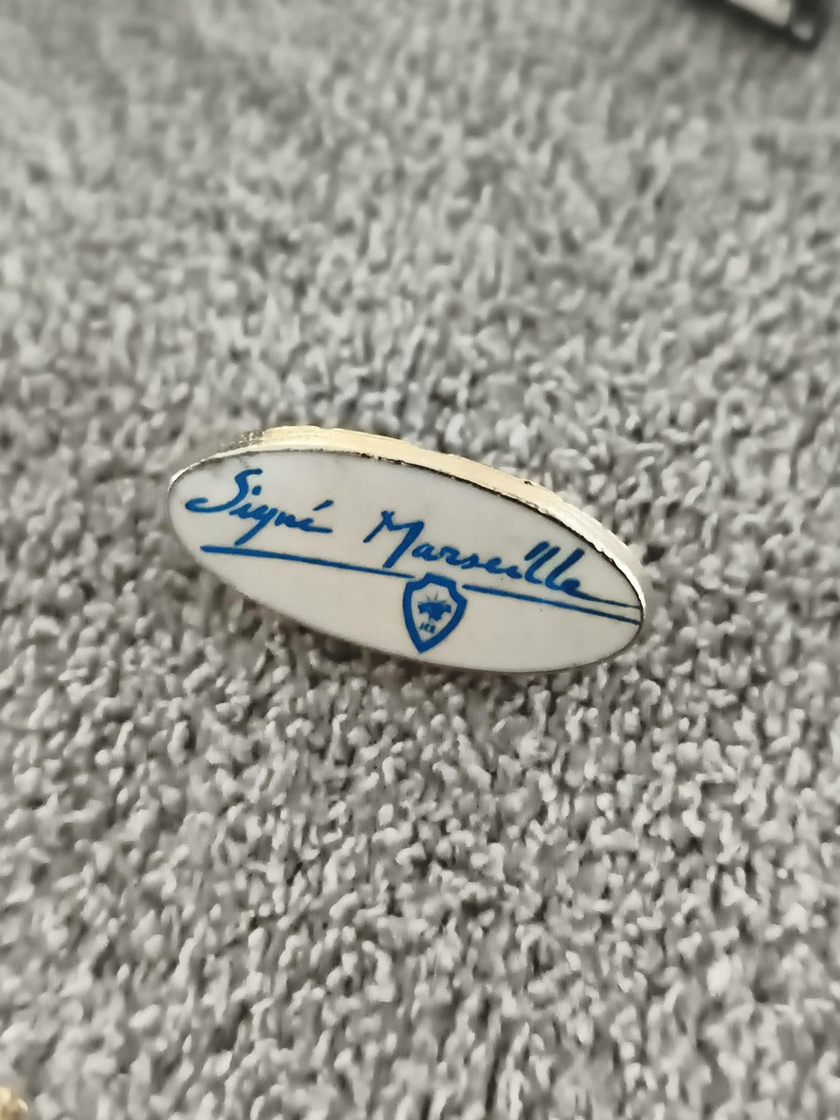 Pin's vintage "Signé Marseille" émaillé ovale blanc bleu (Ref 6)