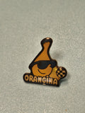 Vintage pin's Orangina logo bouteille jaune lunettes, objet publicitaire rétro