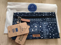 Pochette Cabaia bleu motif bandana zippée 24 cm neuve accessoire sac
