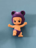 Figurine Twozies bébé animal bonnet violet mauve mini jouet décor enfant