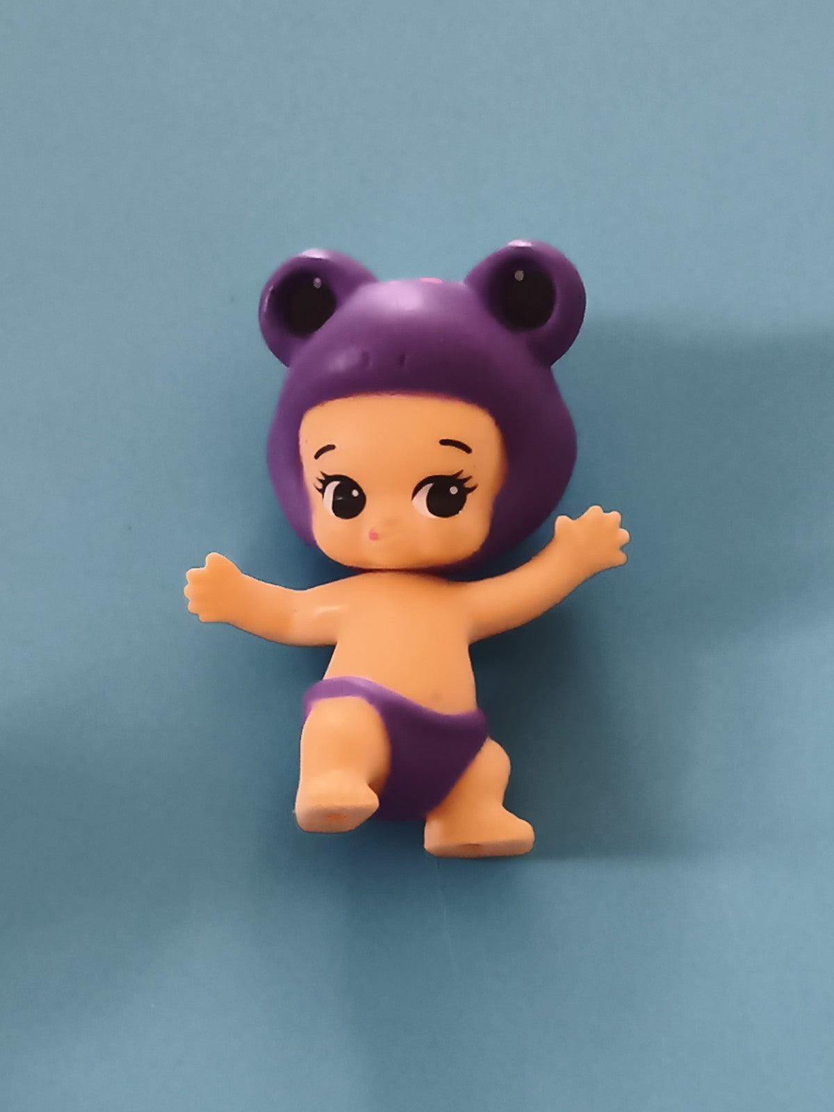 Figurine Twozies bébé animal bonnet violet mauve mini jouet décor enfant