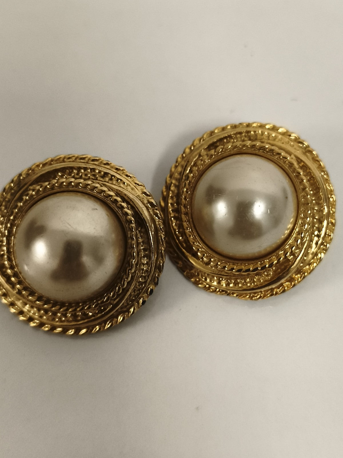 Paire de boucles d’oreilles vintage cabochon perle, doré, clip ancien rond