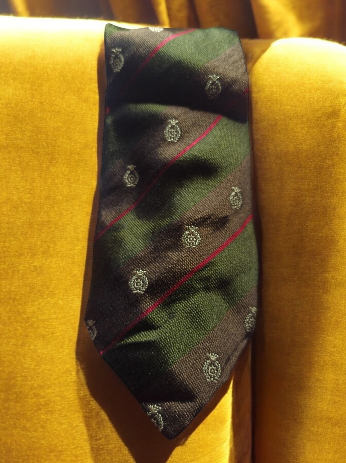 Cravate vintage en soie Van Linnen rayée motifs écussons vert et marron
