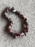 Bracelet chips pierres naturelles rose violet, perles irrégulières, élastique