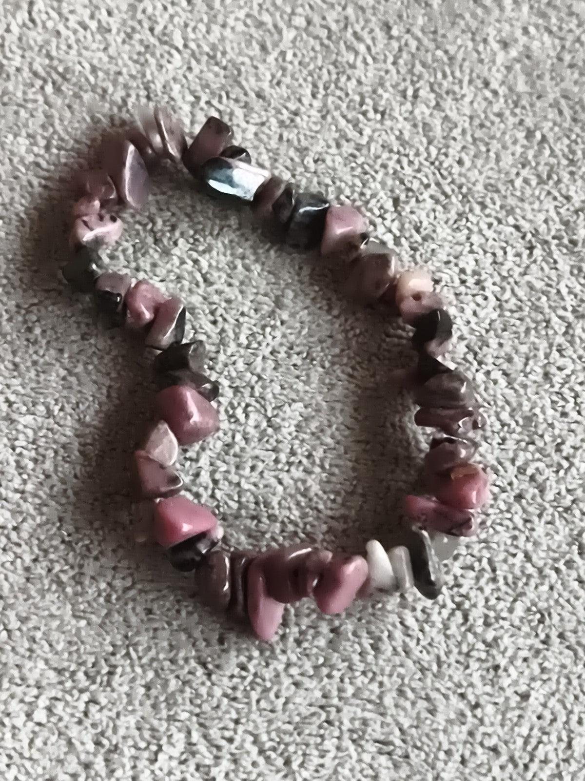 Bracelet chips pierres naturelles rose violet, perles irrégulières, élastique