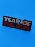 Vintage pin's Year of the Gun noir rouge lettrage pop culture collection