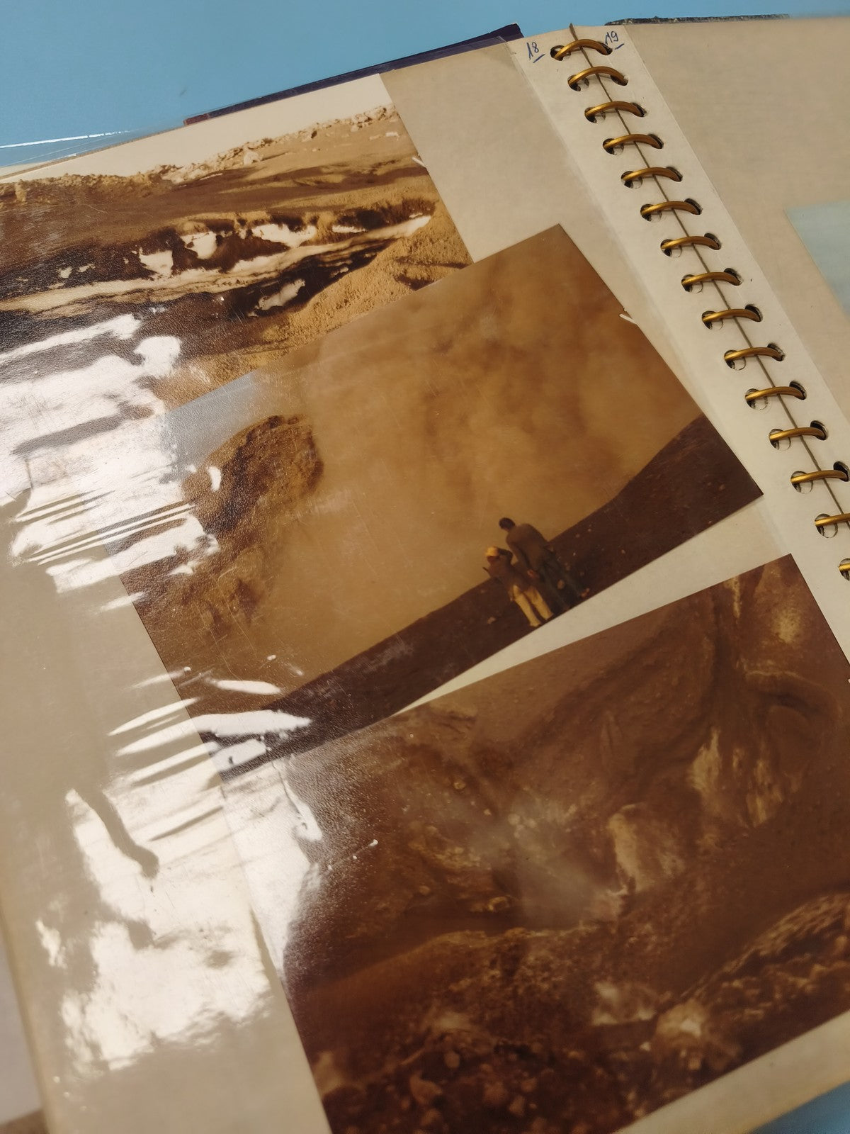 Ancien classeur photographies de voyage manuscrit, pages kraft, vintage
