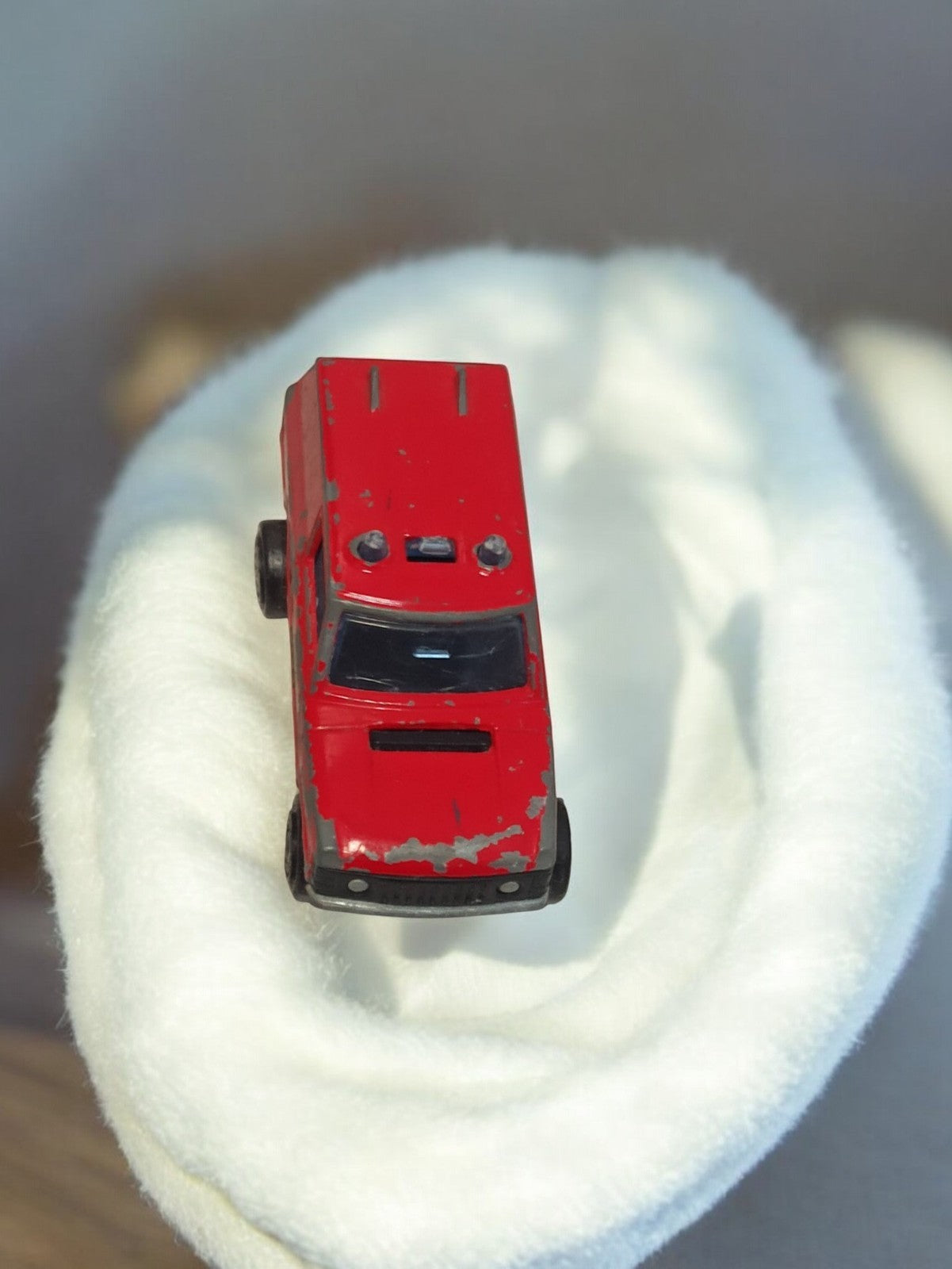 Véhicule miniature ancien vintage rouge, voiture rétro collection, peinture usée