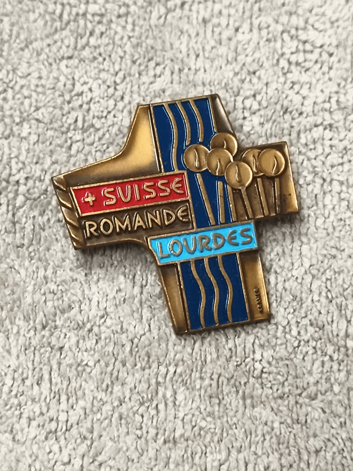 Médaille croix Suisse Romande Lourdes émail ancien insigne religieux vintage