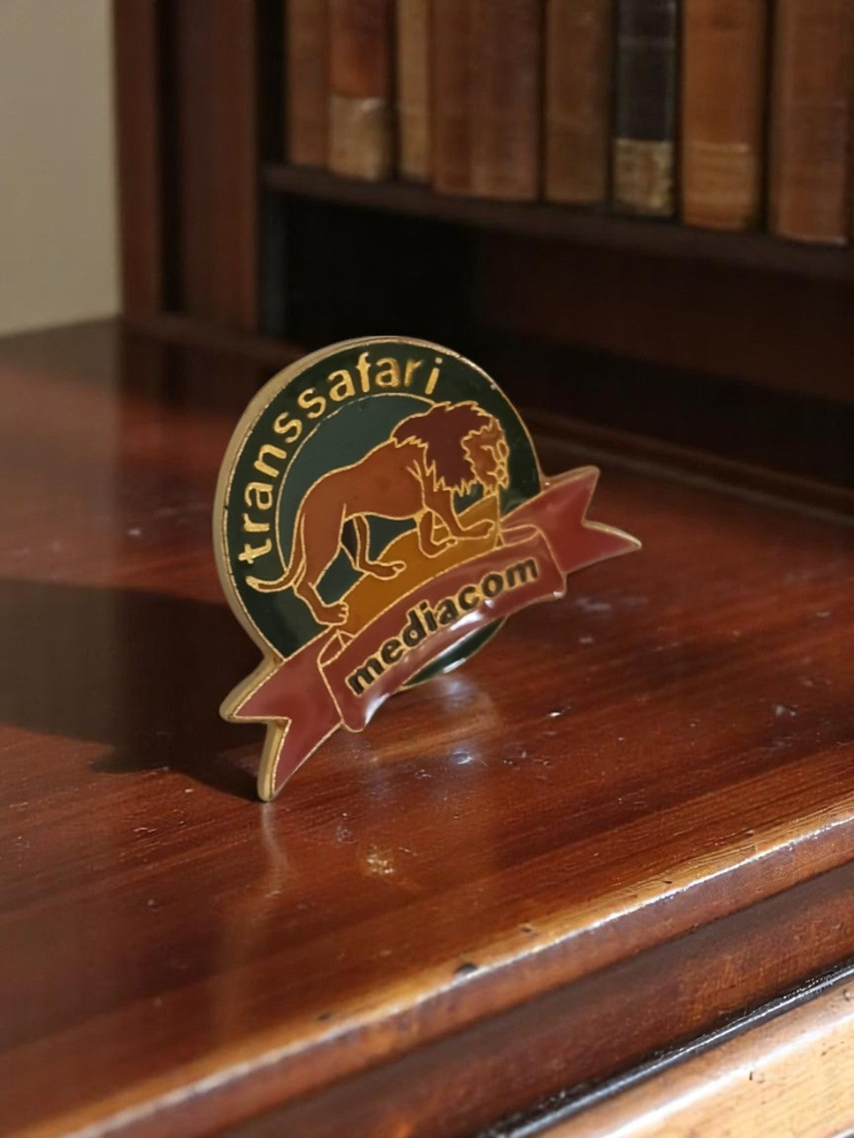 Pin's vintage Transsafari Mediacom lion, badge rétro années 90 accessoire