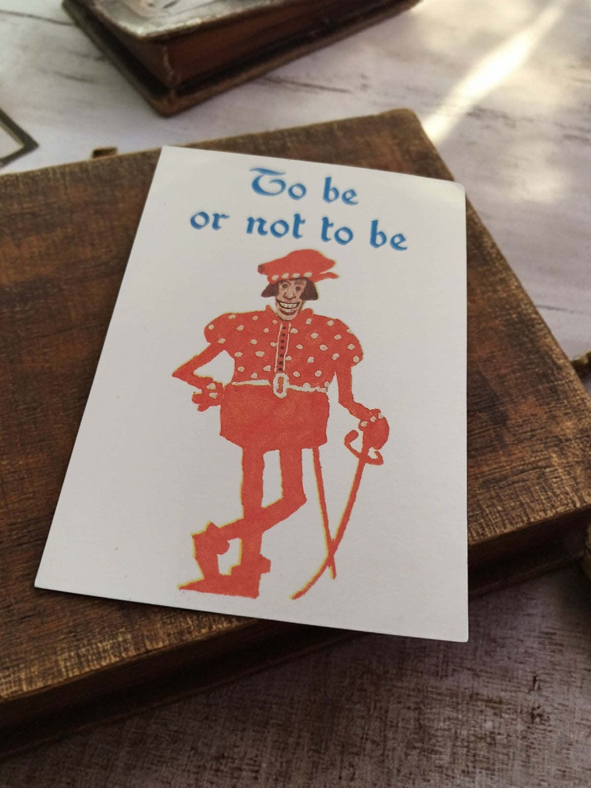 Autocollant vintage To Be or Not To Be illustration rouge rétro Shakespeare