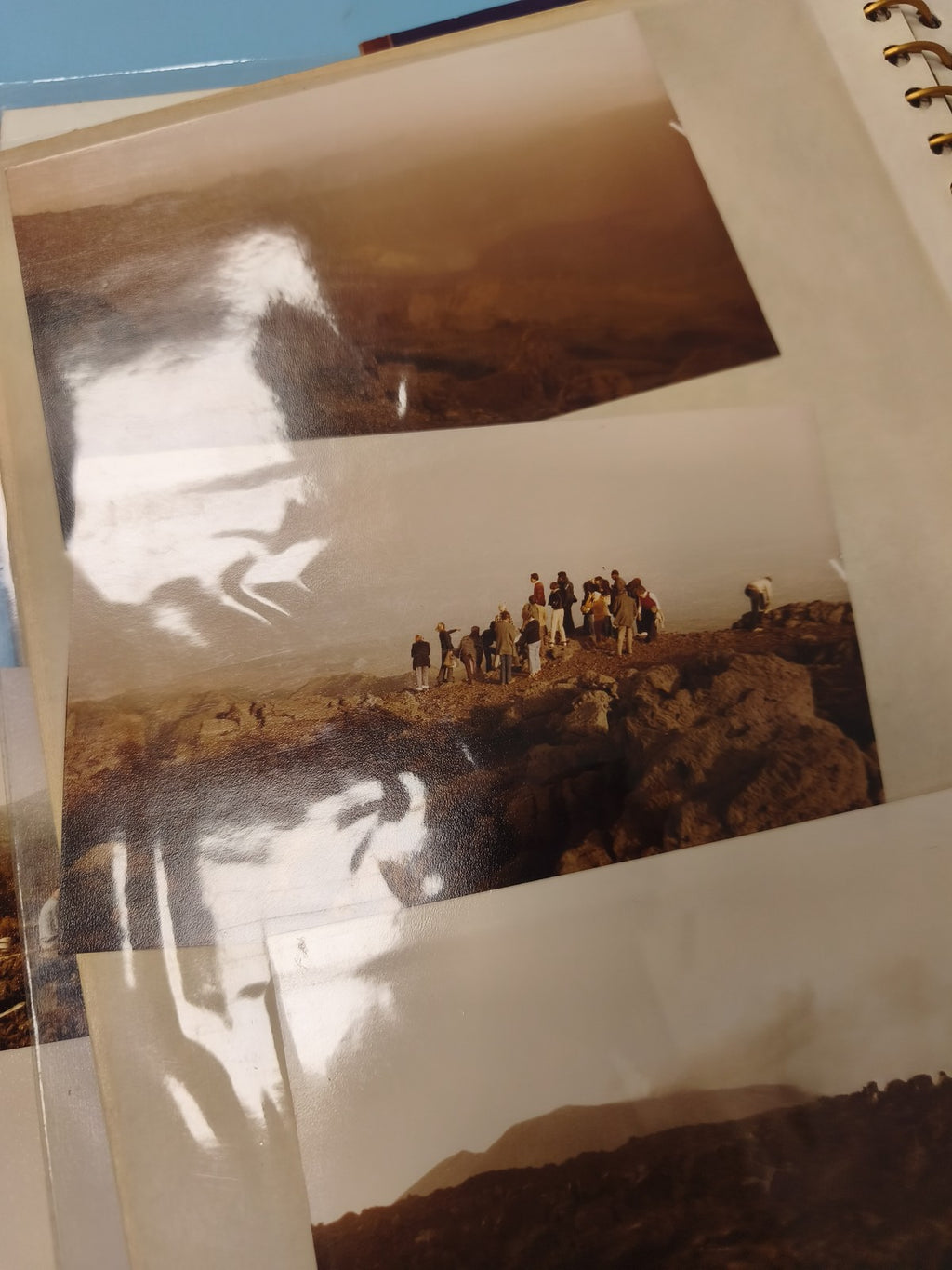 Ancien classeur photographies de voyage manuscrit, pages kraft, vintage
