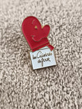 Pin's vintage "Les Cuisines du Jour" émaillé rouge blanc, badge publicitaire rét
