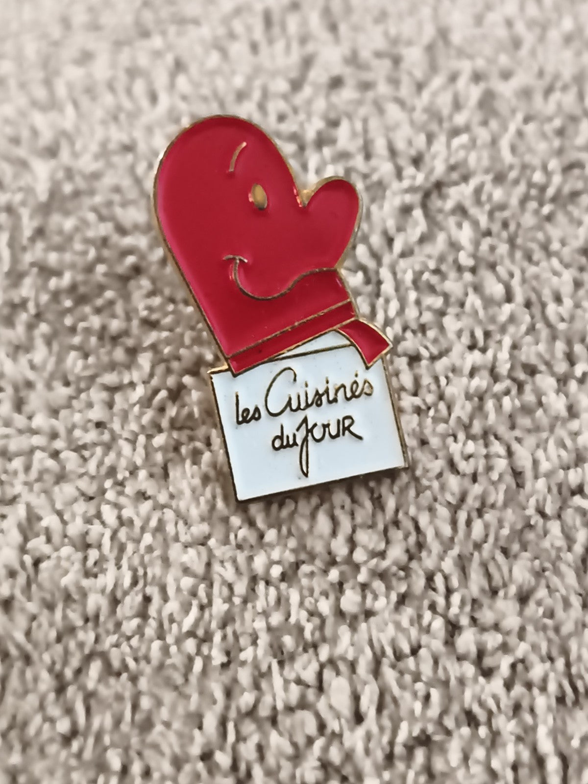 Pin's vintage "Les Cuisines du Jour" émaillé rouge blanc, badge publicitaire rét