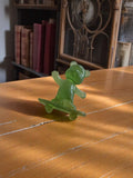 Gomme vintage ours vert sur skateboard années 50/60 rétro, figurine gomme déco