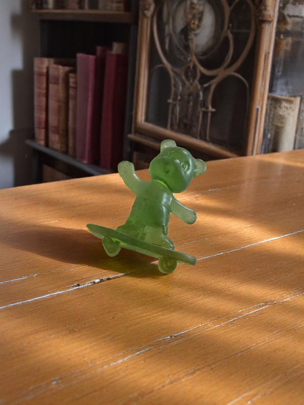 Gomme vintage ours vert sur skateboard années 50/60 rétro, figurine gomme déco