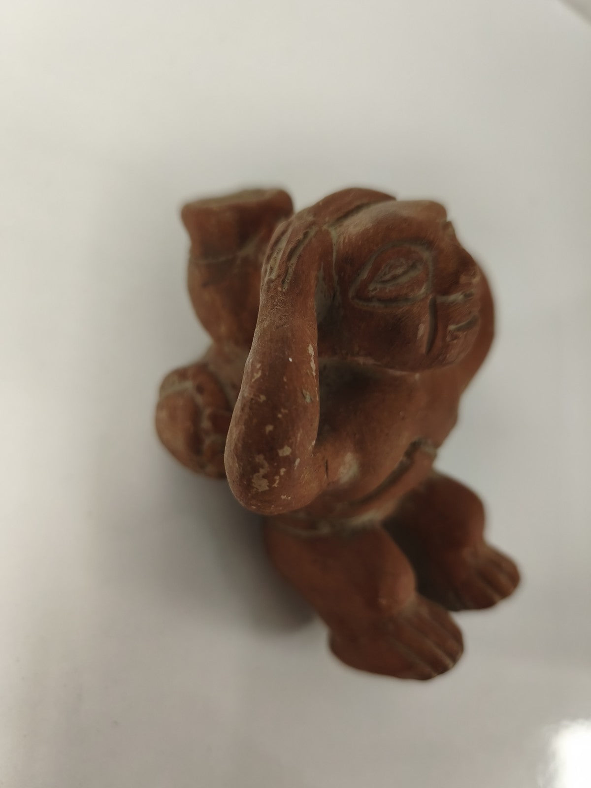 Figurine assise en terre cuite mexicaine art populaire décoration artisanale Mex