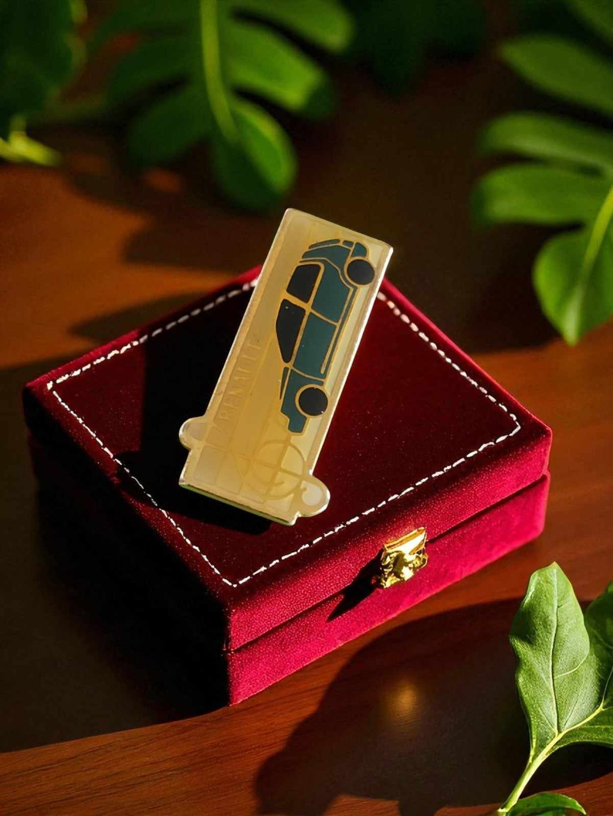 Pin's vintage émail voiture stylisée rare, badge publicitaire ancien auto