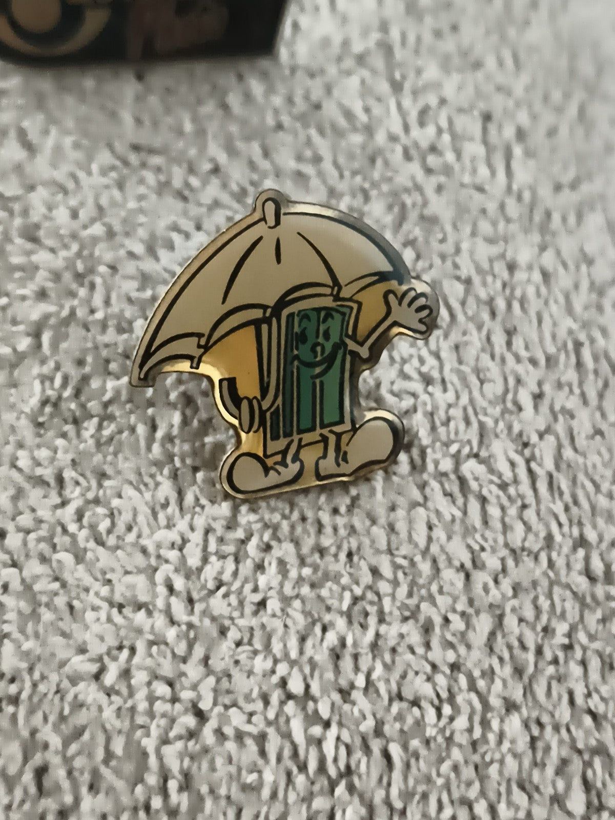 Pin's vintage personnage poubelle verte parapluie, dessin animé, émaillé (Ref 11