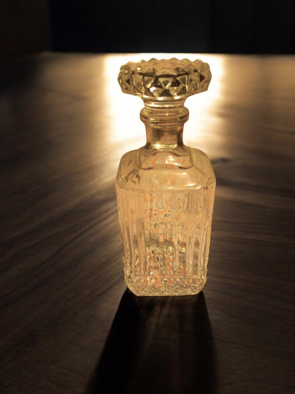 Flacon parfum vintage en verre sculpté carré bouchon taillé déco rétro