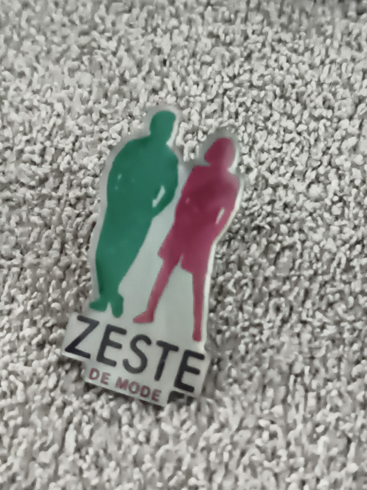 Pin's vintage Zeste de Mode logo silhouettes années 90 badge publicitaire