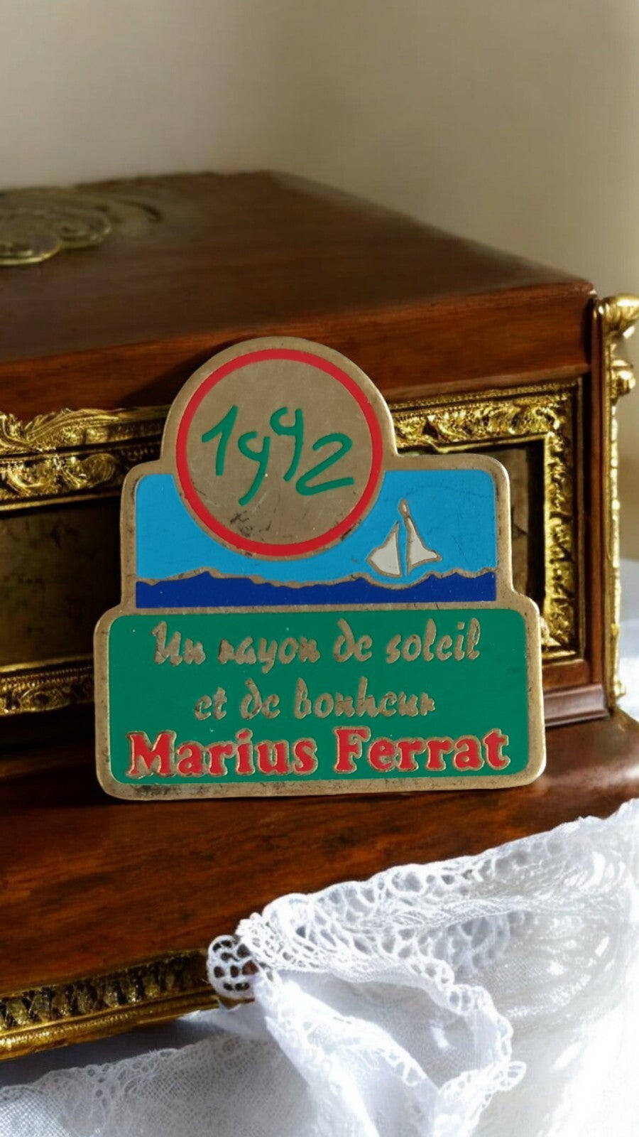 Pin's vintage Marius Ferrat 1992, broche rétro émaillée, rare ancien