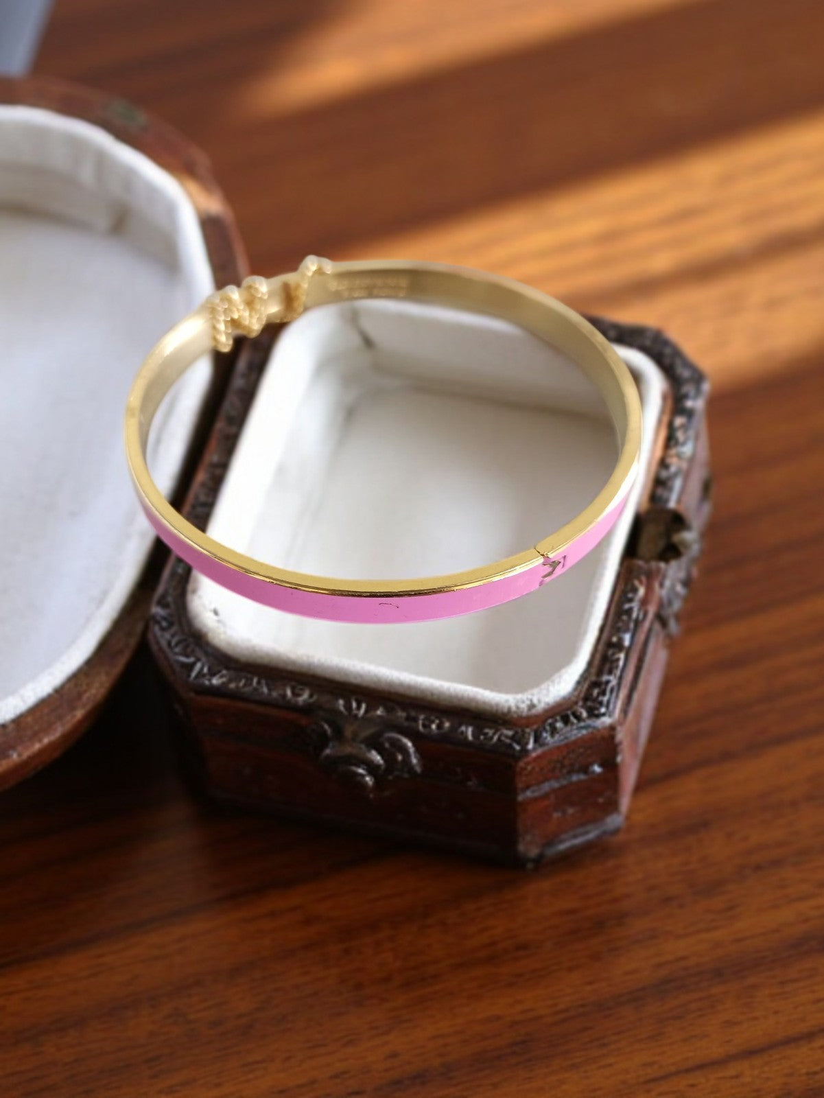 Bracelet jonc fantaisie vintage doré rose, bijou rétro élégant