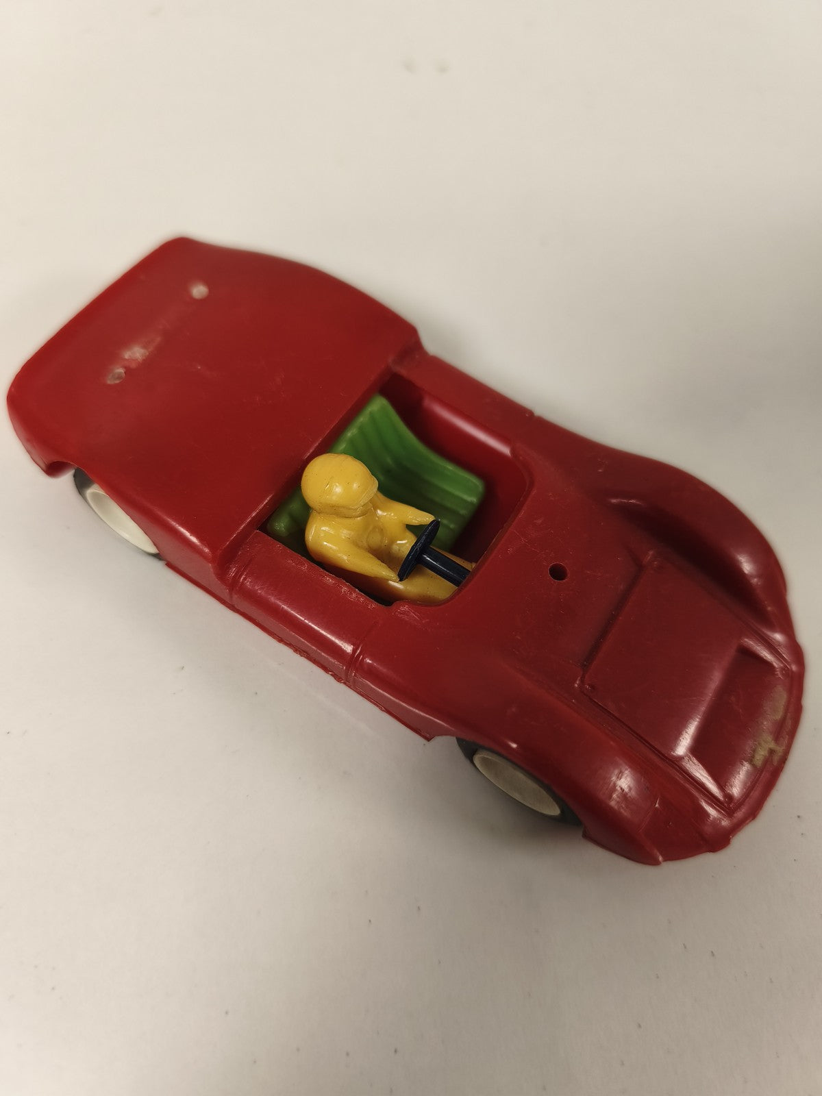 Ancienne voiture miniature Porsche rouge vintage avec pilote jaune jouet collect