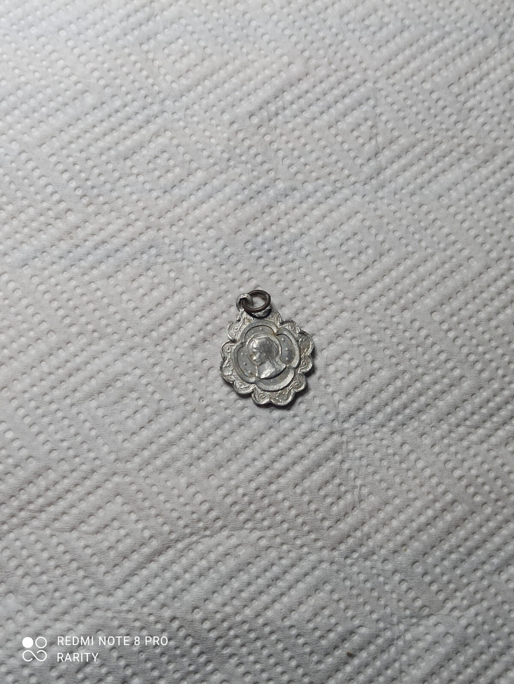 Médaille religieuse ancienne Lourdes, motif Vierge, métal argenté, vintage