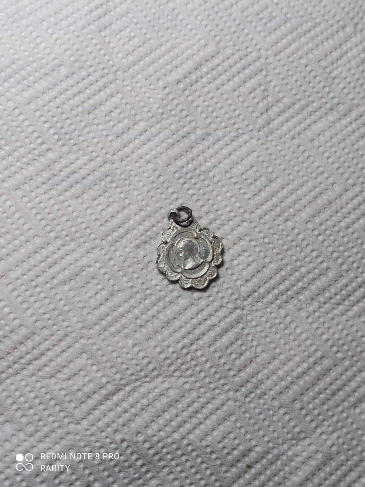 Médaille religieuse ancienne Lourdes, motif Vierge, métal argenté, vintage