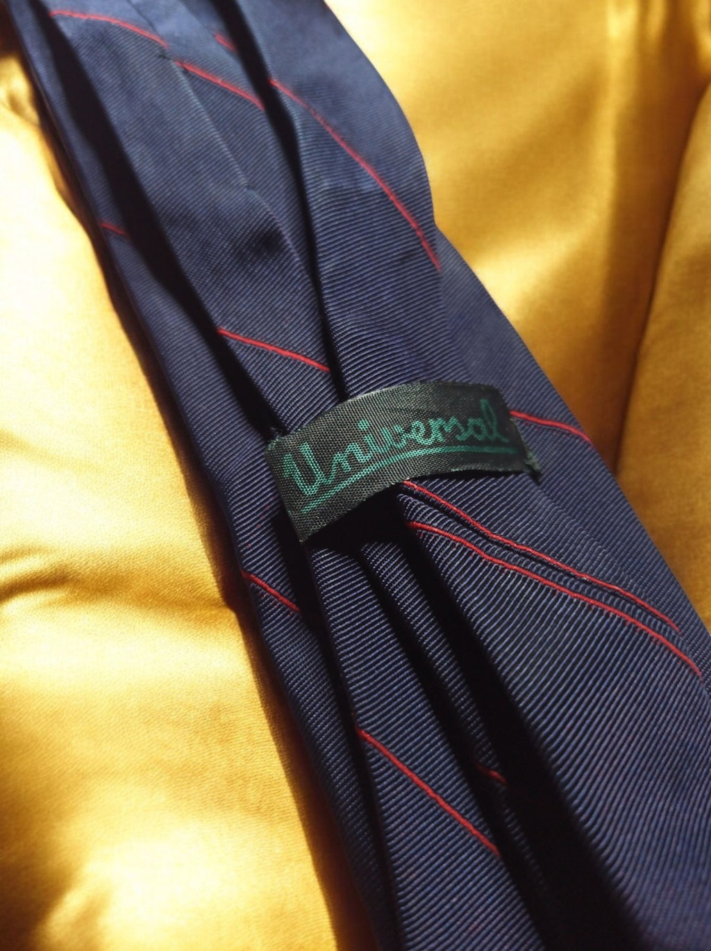 Cravate vintage Universal bleu marine rayures rouges – style intemporel homme