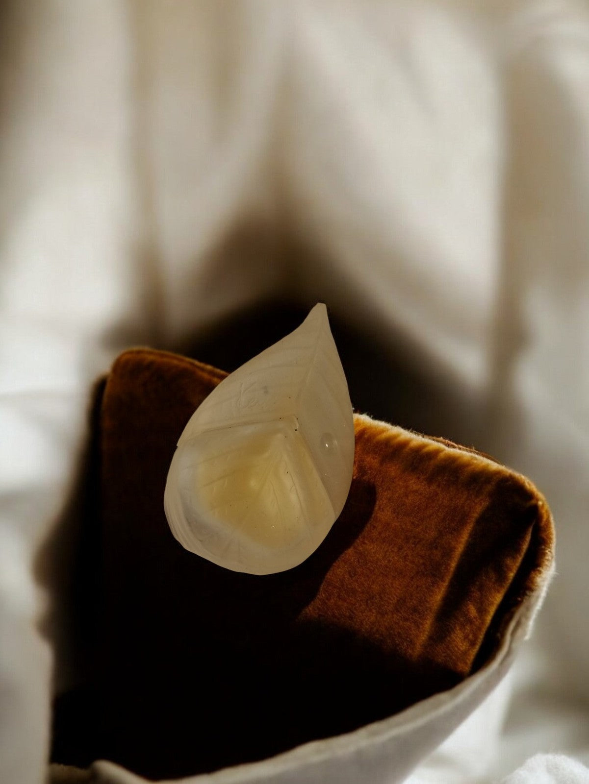 Flacon miniature vintage feuille givrée ancien parfum rétro déco