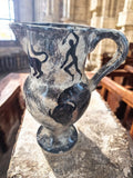Vase ancien au design inspiré de l'art préhistorique