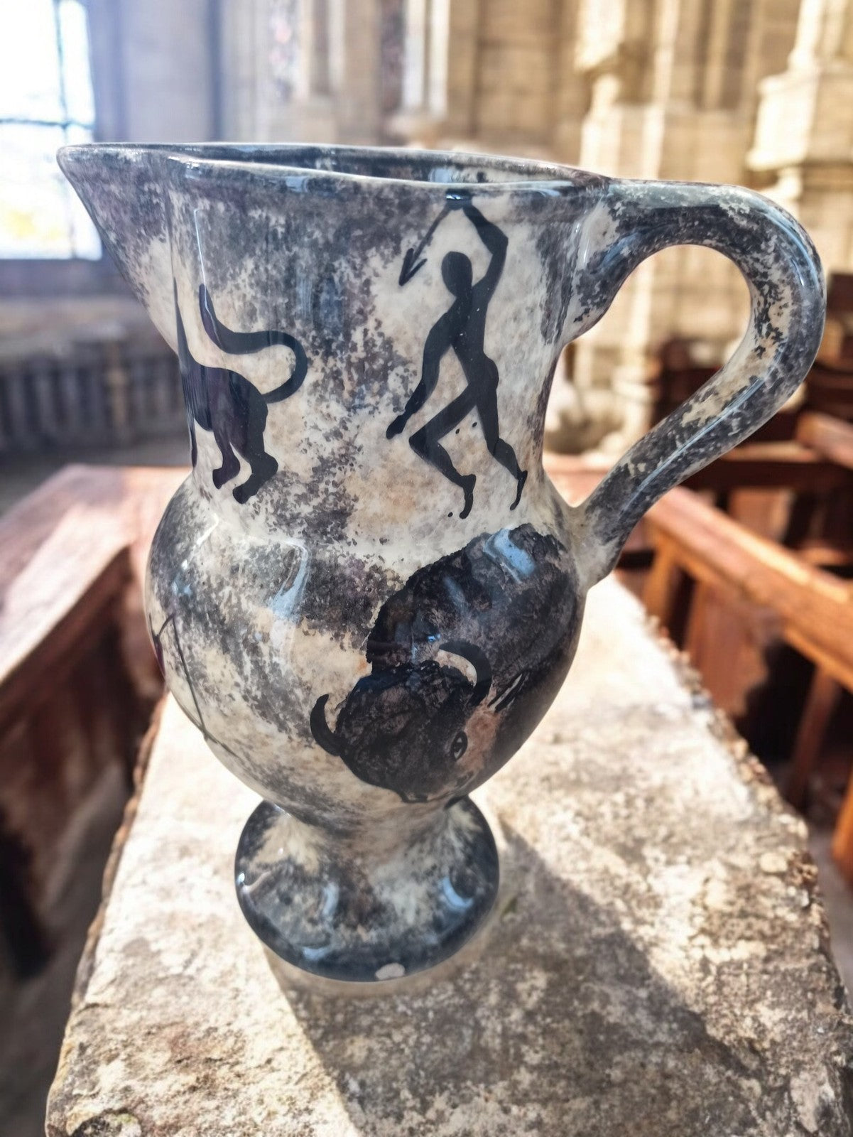 Vase ancien au design inspiré de l'art préhistorique