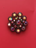 Broche ancienne fleur strass rouges reflets irisés vintage bijou rétro