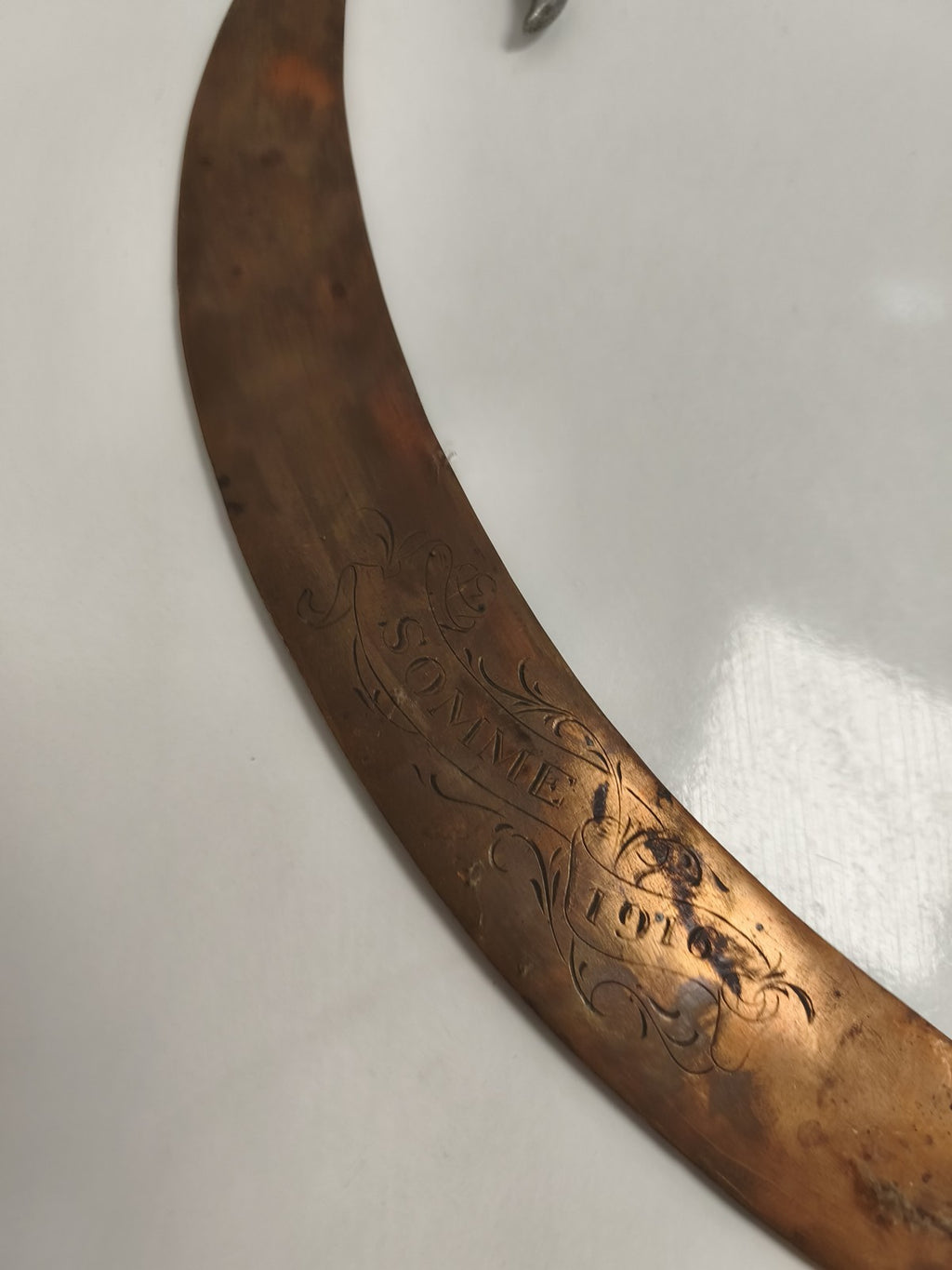 Coupe-papier ancien style sabre gravé, militaria WW1, finition cuivre, souvenir