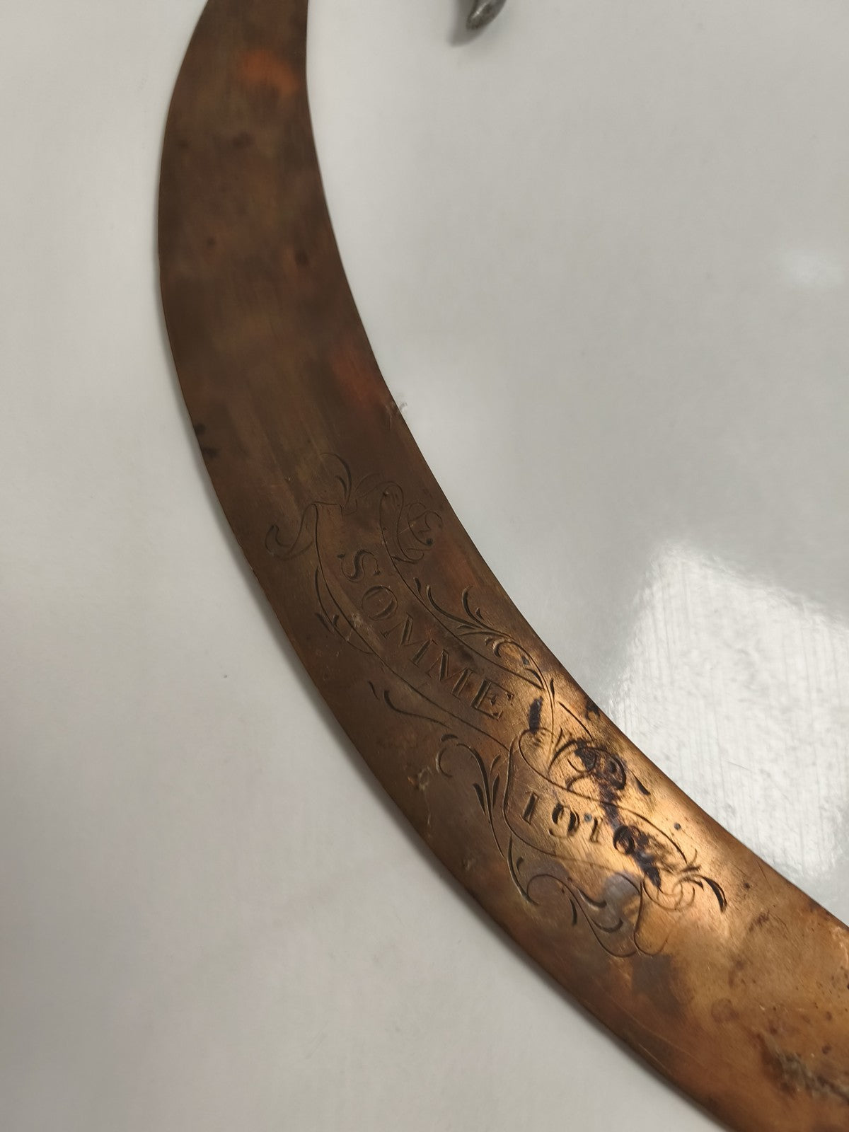 Coupe-papier ancien style sabre gravé, militaria WW1, finition cuivre, souvenir