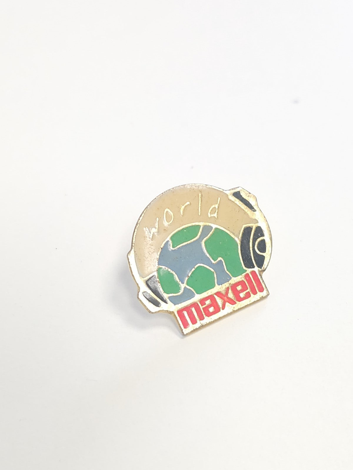 Pin's rétro vintage Maxell World, badge ancien collection publicitaire années 80