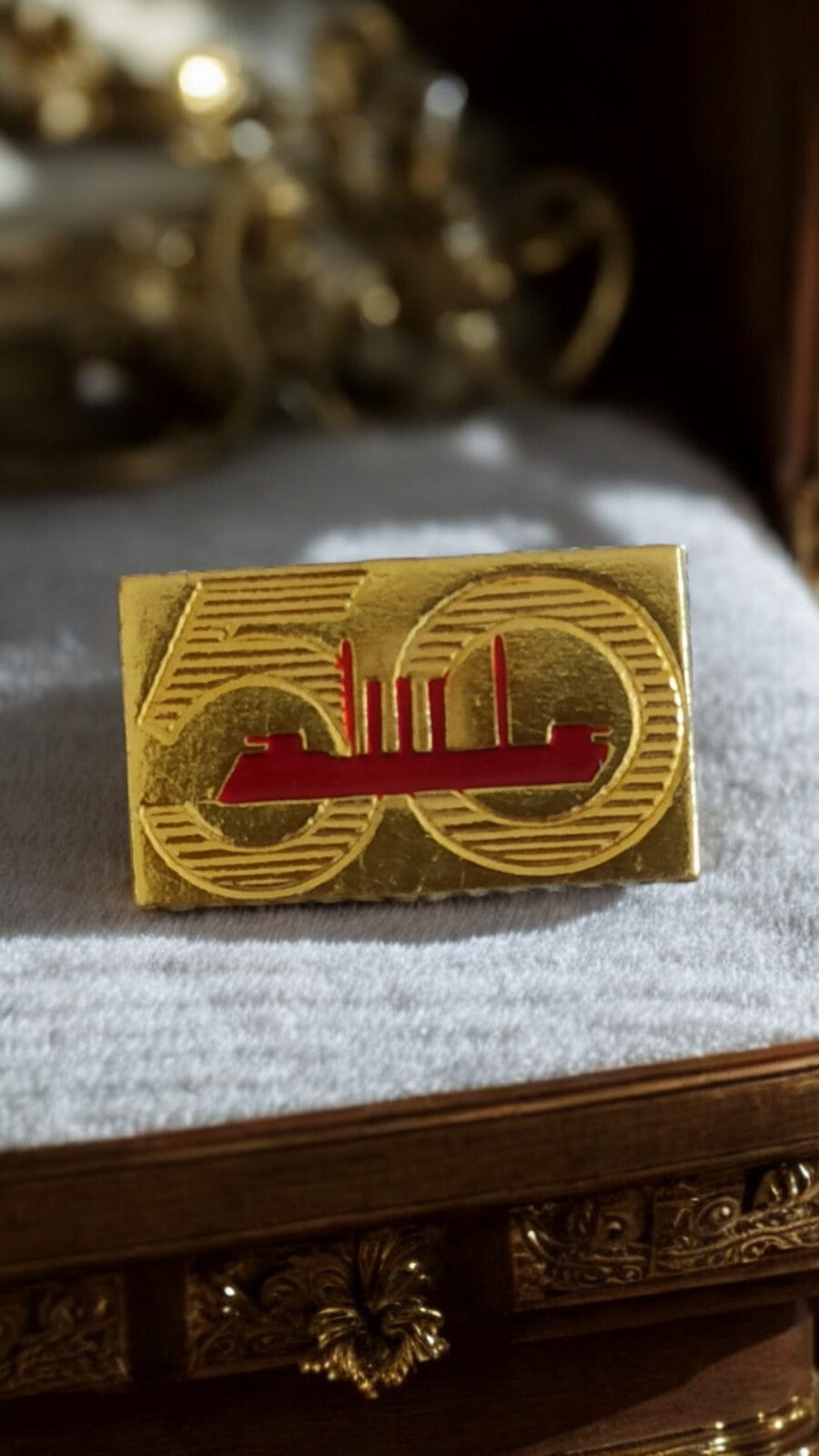 Broche commémorative marine russe vintage, 50 ans, finition dorée, navire rouge
