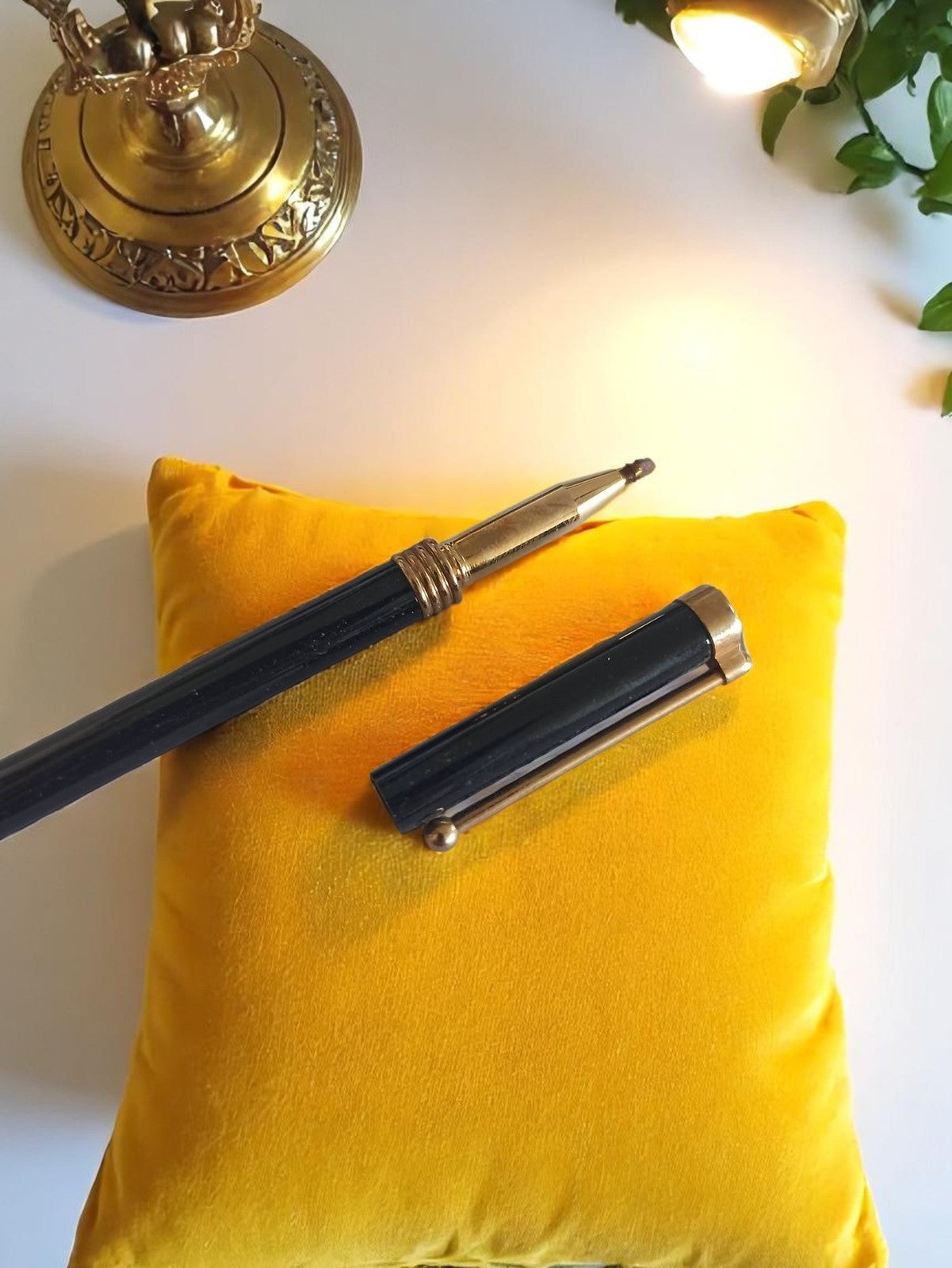 Stylo à bille vintage noir finition dorée, ancien stylo bille rétro