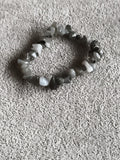 Bracelet pierres naturelles gris blanc, élastique, perles chips minérales