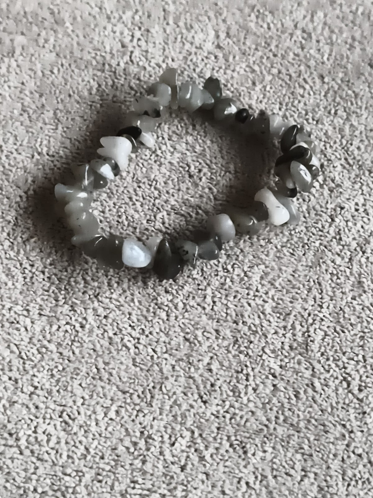 Bracelet pierres naturelles gris blanc, élastique, perles chips minérales