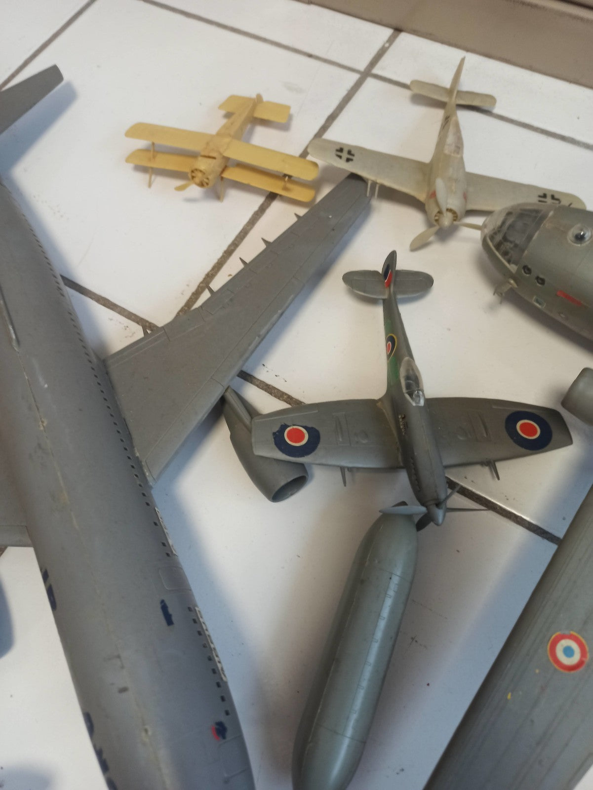 Lot maquettes avions vintage anciens, divers modèles militaires, à restaurer