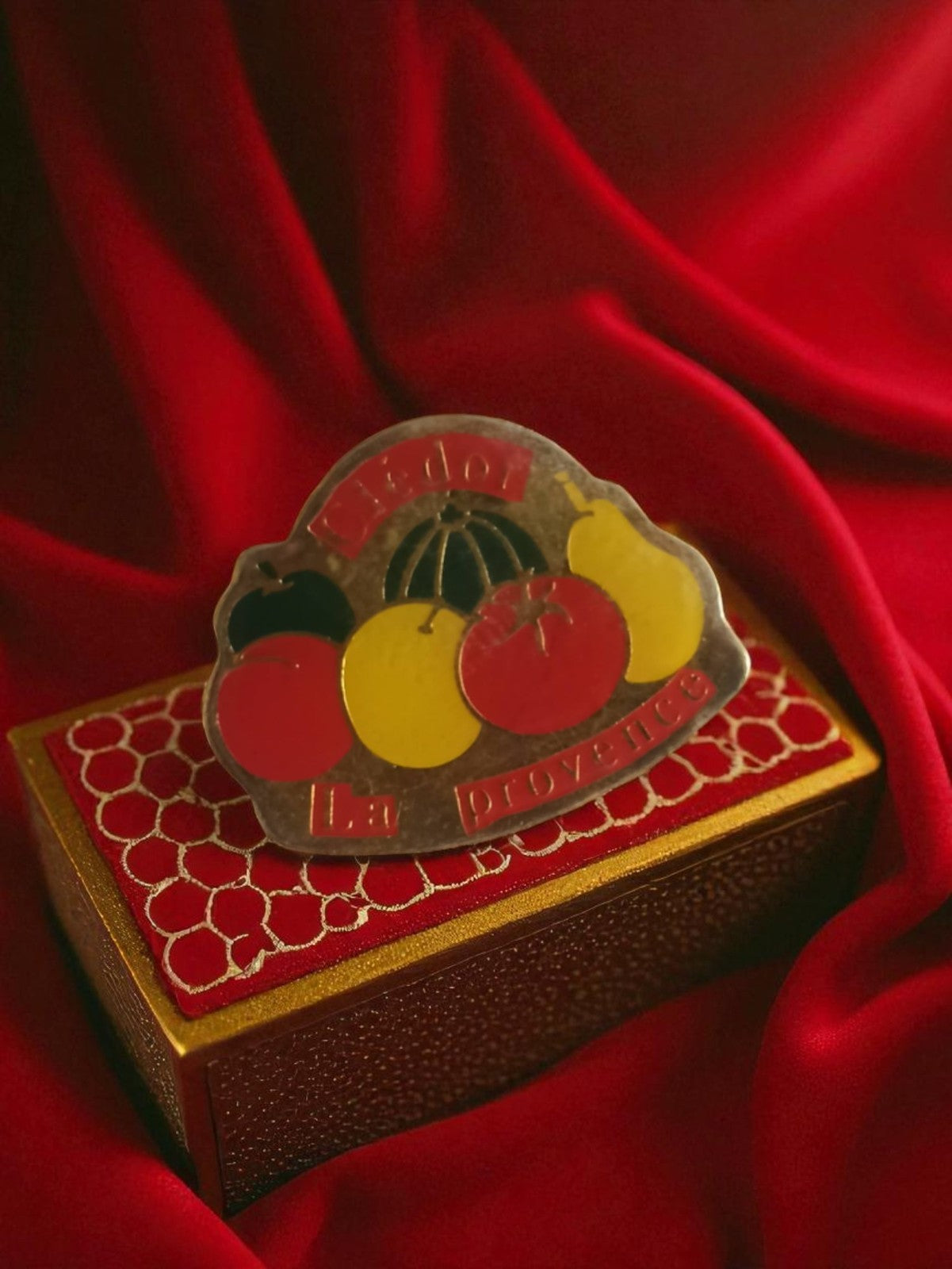 Pin's publicitaire vintage La Provence fruits badge ancien rétro presse