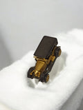 Véhicule miniature ancien, voiture rétro dorée, modèle vintage d?occasion