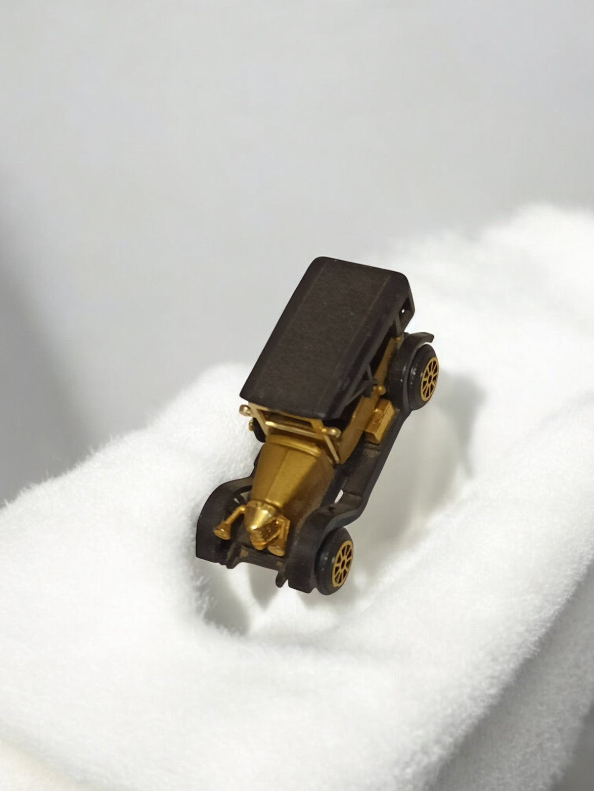 Véhicule miniature ancien, voiture rétro dorée, modèle vintage d?occasion