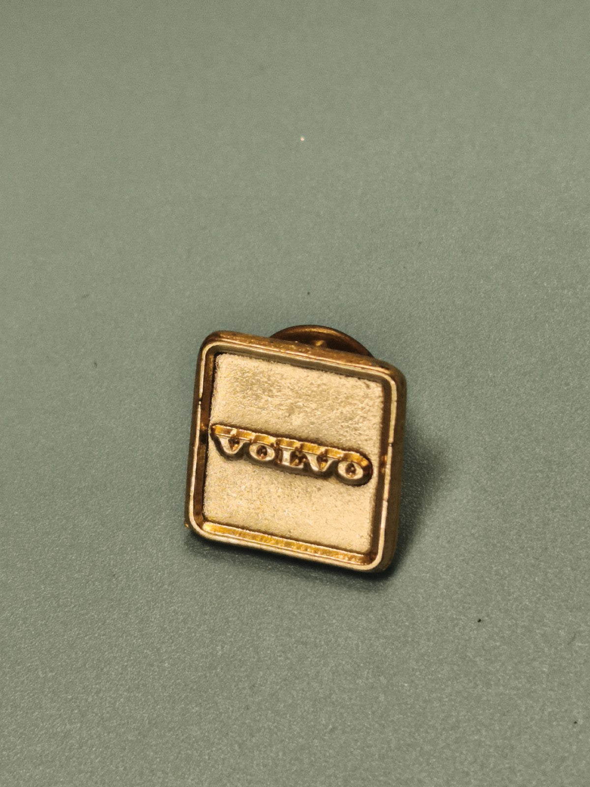 Vintage pin's Volvo doré carré collection automobile ancien badge rétro