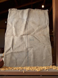 Sac ancien toile de jute vintage, sac à grains rétro déco, usure d’usage